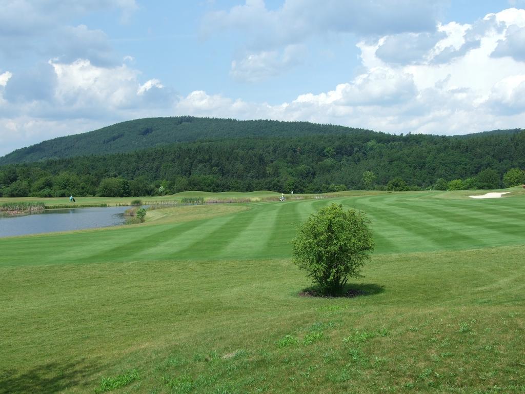 Hotel Beroun Golf Club Bagian luar foto