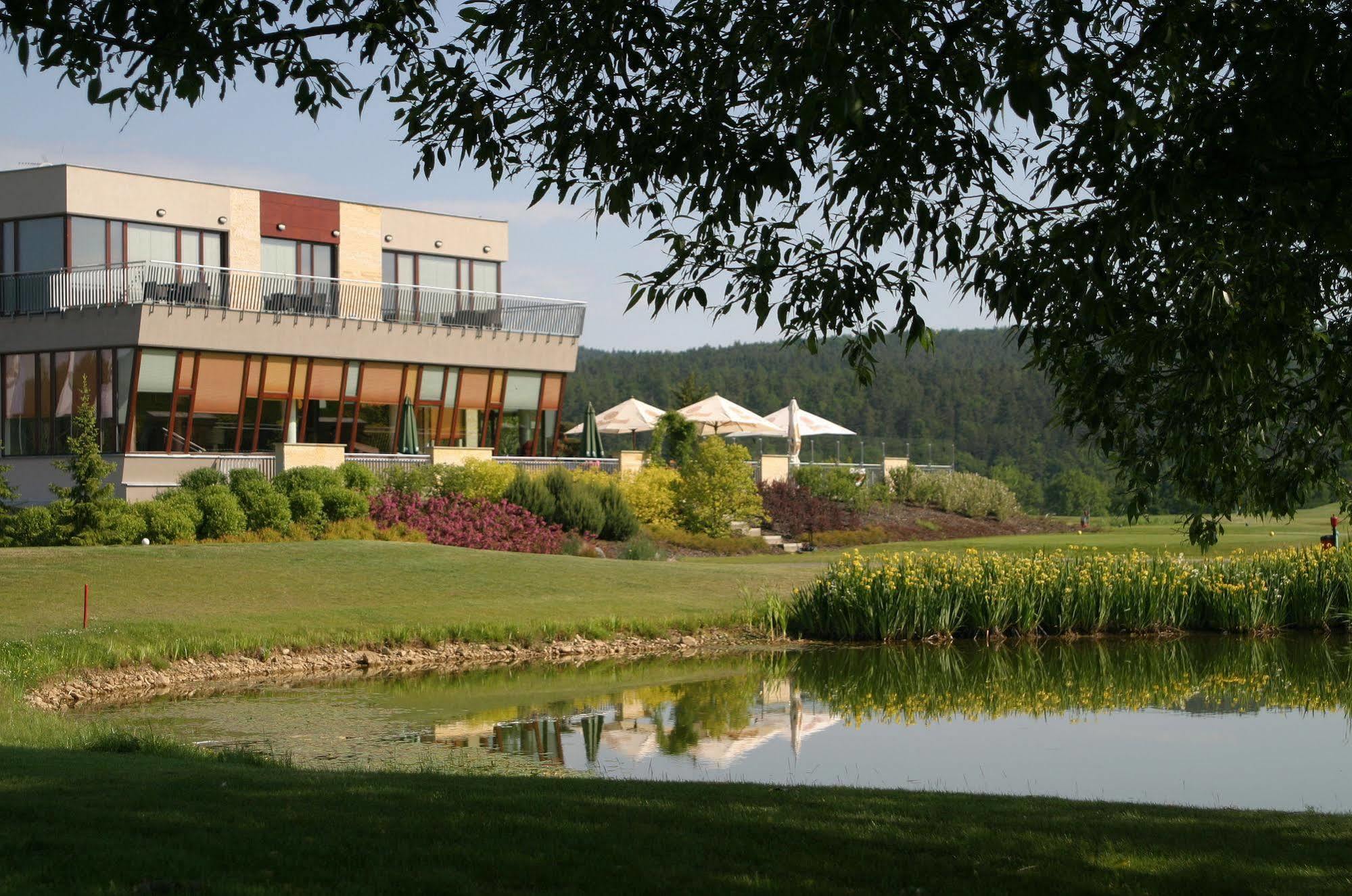 Hotel Beroun Golf Club Bagian luar foto