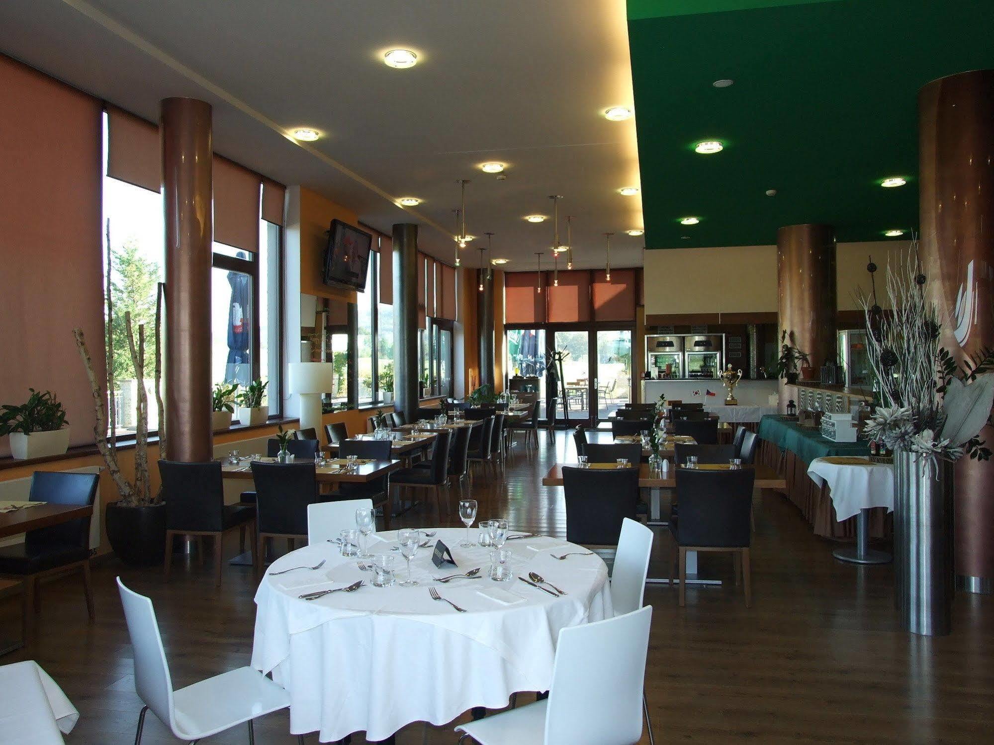 Hotel Beroun Golf Club Bagian luar foto